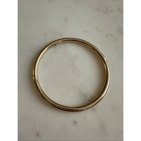 Sleek gold color bangle bracelet - Picture 1 of 2